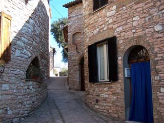 Colle Pino - typical narrow street