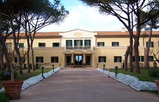 Entrance to Tombolo Talasso Resort and Spa in winter - with a view right through to the sea!