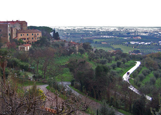 Spectacular landscapes surround Bolgheri and Castagneto-Carducci.